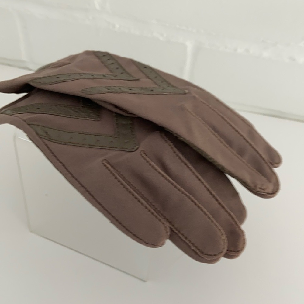Womens grayish/taupe/tan  isotoner driving gloves